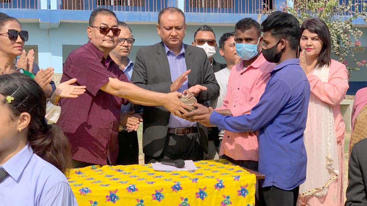 विद्यालय परिवारद्वारा अगलागि पिडित विद्यार्थीलाई सहयोग